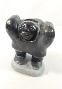 1990s Inuit with Carrying Net Hand-Carved Soapstone Sculpture Eskimo, Signed - Foto 1 di 8