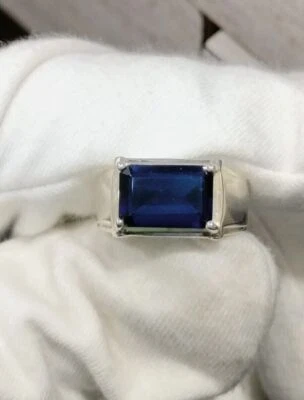 Anillo de boda de zafiro creado en laboratorio de corte esmeralda de 2 quilates para hombre enchapado en oro blanco de 14 quilates Foto 1 de 4