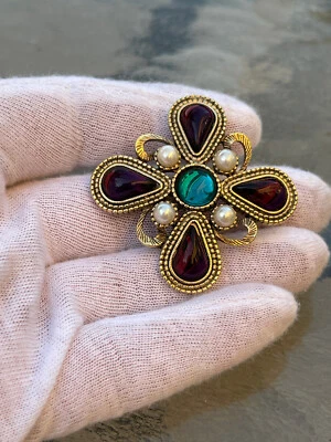 Broche Cabujón Vintage Cruz Malta Marca 1928 Imitación Perla Púrpura Vidrio Verde. Foto 1 de 4