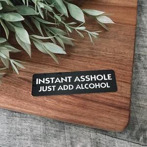 Pegatina de vinilo "Instant A-hole Just Add Alcohol" 1 pulgada X 3,5 pulgadas puerta trasera del casco - Imagen 1 de 1