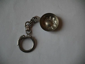 PORTE CLÉ MÉTAL TASTEVIN VIN D'ARBOIS HENRI LEMAIRE - Picture 1 of 1