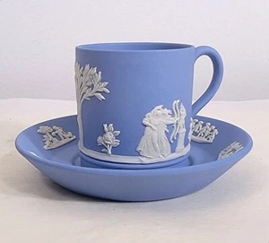 Taza y platillo espresso Wedgwood Jasperware crema sobre lavanda azul Demitasse 622 - Imagen 1 de 8