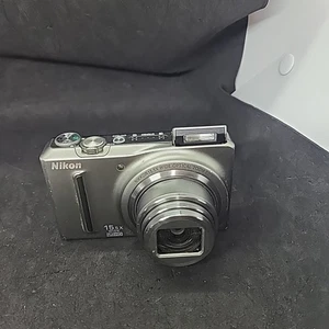 Cámara digital Nikon Coolpix S9050 12,1 MP plateada funcionando - sin cargador - mal tornillo - Imagen 1 de 5