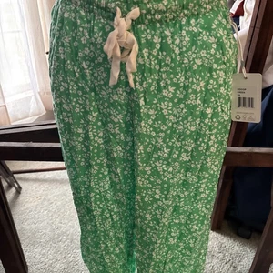 NEW P.J. Salvage Women's Pretty Green Flowers Cocktail Pajama Lounge Pants Sz XS - Picture 1 of 5