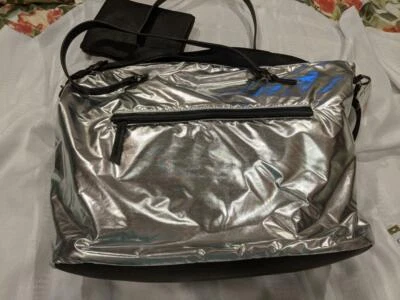 CARTERA STEVE MADDEN BTAO GRANDE PLATEADA (CON NEGRA) CON BOLSA NUEVA CON ETIQUETAS ($98.00) Foto 1 de 4