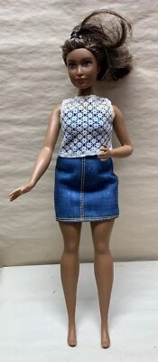 Barbie Fashionistas Dolled Up Denim, Muñeca Cuerpo Curvilíneo DPX68 Foto 1 de 2