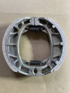 Neu hinten Trommel Bremsschuhe Beläge Federn für Suzuki GZ 125 Marauder 1998 bis 2009 - Bild 1 von 1