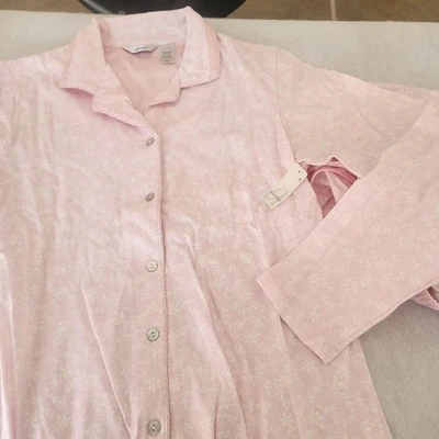 全新带标签 Adonna 女式粉色花卉睡衣套装 M S/CH 领睡衣睡衣 — 第 1/4 张图片