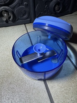 Tupperware Küchenhelfer Happy Chef Blau Zwiebelschneider Zerkleinerer - Bild 1 von 3