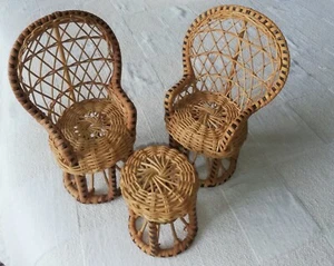 Petit salon Vintage rotin 2 fauteuils 1 table basse pour poupées - Photo 1/9