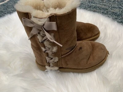 Botas UGG para niñas pequeñas Pala con cordones rosa seda cinta lazo talla 1 1017737T marrón Foto 1 de 4