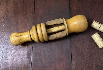 Outil ancien bouche bouteille en bois XXème - Photo 1/4