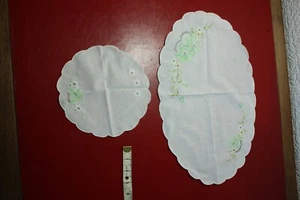 2 x Stickerei Blumen Oval & Rund Deckchen - Bild 1 von 4