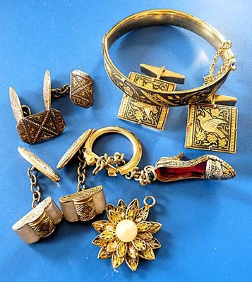 Petit LOT de BIJOUX FANTAISIE Anciens en OR DE Tolède Damasquinés - Immagine 1 di 4