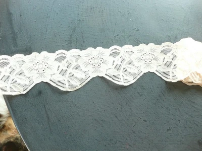 dentelle  vintage à décors de fleurs  pour couture ou autre - Photo 1/4