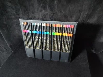 Raro juego de lápices de colores Spectracolors de 60 piezas con estuche de caballete vintage Foto 1 de 4