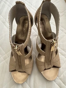 MICHAEL KORS Berkeley T Strap Embossed Leather Women's Sandals Size 6.5M - Picture 1 of 12