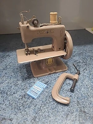 Jouet Ancien Machine A Coudre SINGER  Année 1950 - Photo 1/3