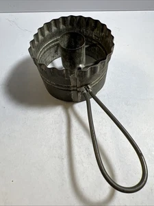 Antique Cookie Doughnut Mold Scalloped Edge Metal Collectible Kitchen Utensil - Picture 1 of 7