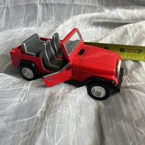 Cherry Red Sólido Jeep Wrangler 4x4 Off-road 1/27 Scale Die-cast SS 7102 Sporty - Picture 1 of 19