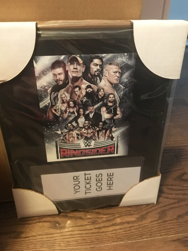 WWE Ringsider Wrestling Ticket Display MADEIRA Placa Preta LINDA para pendurar!   - Imagem 1 de 1