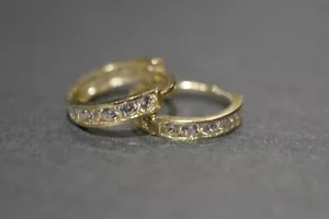 Echte 10K einfarbige Gelbgold 2,5 mm winzige Huggie Baby Kinder Frauen CZ Ohrringe. - Bild 1 von 12