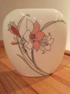 Jarrón Yamaji Mid Century Marfil Ovalado Bolsillo Floral Coral Lirio De Colección Años 80 RARO - Imagen 1 de 8