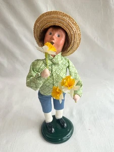 Byers Choice 2013 Spring Daffodil Boy con ramo de narcisos firmado por Joyce - Imagen 1 de 9