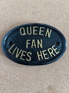 Queen Fan Lives Here Wall Sign Plaque With Gold Raised Lettering Freddy Mercury - Picture 1 of 1