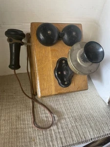 Antique Wall Telephone has a crack in case - Foto 1 di 1