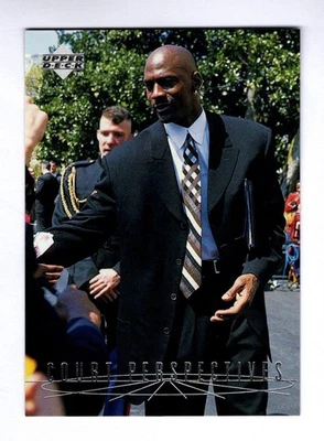 1997-98 Upper Deck #165 Michael Jordan Chicago Bulls Court Perspectives Salón de la fama Foto 1 de 2