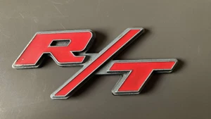 2pcs R/T Emblem Front Grill Red with Black Edge Nameplate RT Badge - Foto 1 di 2