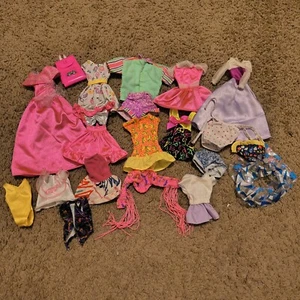 Vintage 1980er 1990er Barbie Puppe Kleidung Set mit Etikett Kleider Tops Shorts Ken - Bild 1 von 15