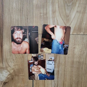 FOUND SET OF PHOTO 1980S MUSCULAR SHIRTLESS BEARDED MAN IN JEANS HANGING OUT - Picture 1 of 4