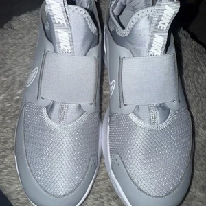 Nike Youth Flex Runner 3 Shoes Wolf Grey Size 5Y Sneaker FN1294-001 - Picture 1 of 4