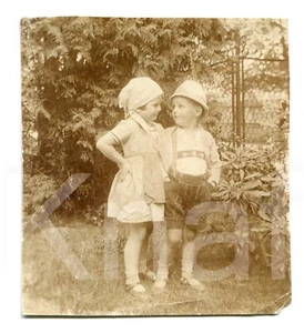 altes Foto Junge und Mädchen im Garten 1920er, 7x7cm - Picture 1 of 1