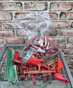 3 Lbs 4.5 Ounces VTG Lincoln Logs Lot Play Set Wood & Plastic Roofs Chimneys - Picture 1 of 4