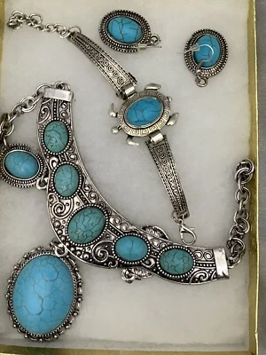 Collar, pulsera y pendientes de turquesa sintética en tono plata e imitación  Foto 1 de 4