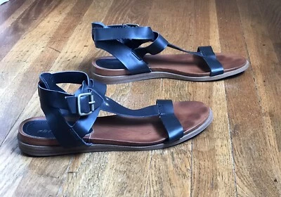 Mujer, Kenneth Cole Reaction, Estilo Gladiador, Cuero Sintético, Sandalia, Negra, 9 M Foto 1 de 4