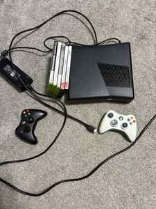 Microsoft XBOX 360 S Slim Console 250GB With Cords Remote Controllers TESTED - Picture 1 of 8