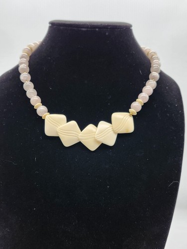 OFF WHITE Collana di perline vintage bianco sporco e rosa con centrotavola geometrico