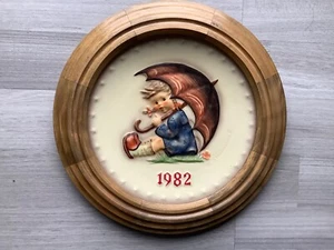 GOEBEL HUMMEL Jahresteller von 1982 mit schönen Holzrahmen - Bild 1 von 2