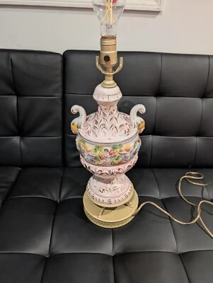 Lámpara de mesa vintage Capodimonte italiana Boudoir porcelana blanca y dorada Angel's  Foto 1 de 4