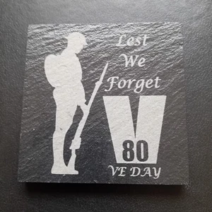 A Lest We Forget VE DAY 80 Quadratische Schiefer Untersetzer 4"/10cm - Neu & Sammlerstück. - Bild 1 von 1