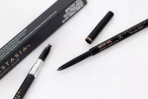 Anastasia Beverly Hills BROW WIZ - STRAWBURN - 0,085g - TAGLIA INTERA 100% AUTENTICA - Foto 1 di 4