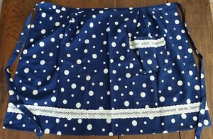 Schürze Vintage Popeline Baumwolle Blau Marine Weiß Punkte Englische Stickerei - Bild 1 von 5