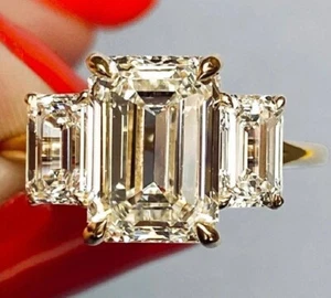 Anillo de compromiso de boda esmeralda de tres piedras moissanita enchapado en oro amarillo 14K - Imagen 1 de 12