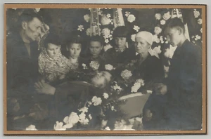 Foto Beerdigung junger Mann Trauer Forelle Sarg Obduktion gruselig gruselig skurril Vintage - Bild 1 von 2