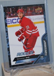 2016-17 Upper Deck Compendium Blue #860 Rookie RC Sebastian Aho Carolina - Foto 1 di 2