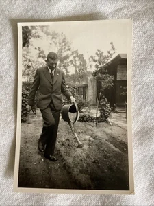 Foto vintage blanco y negro hombre en traje con regadera antigua jardín - Imagen 1 de 4